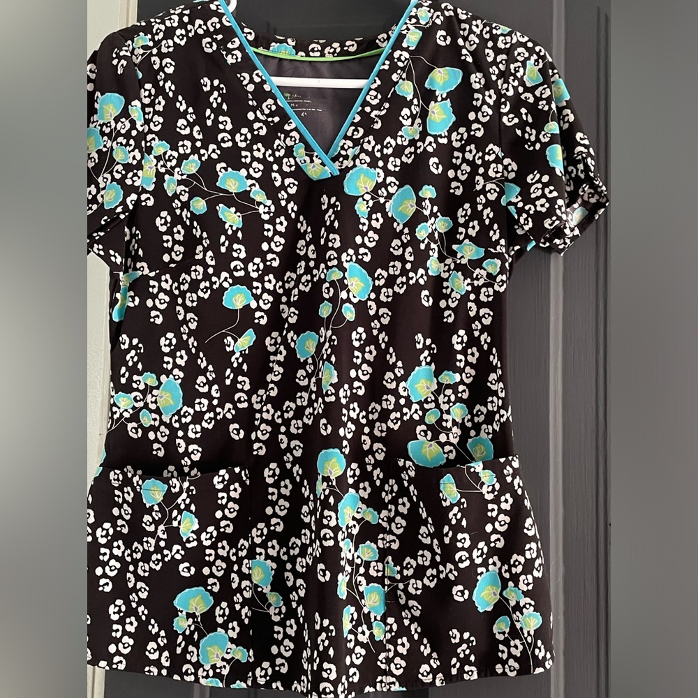 SCRUB TOP